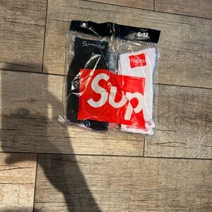 Supreme socks
